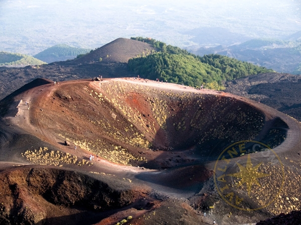 Один из кратеров вулкана Этна - Италия
