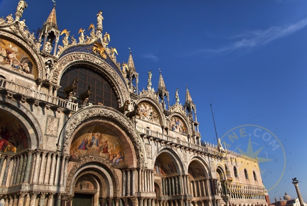 Венеция - Базилика Сан-Марко - Кафедральный собор - статуи и мозаика собора - Италия