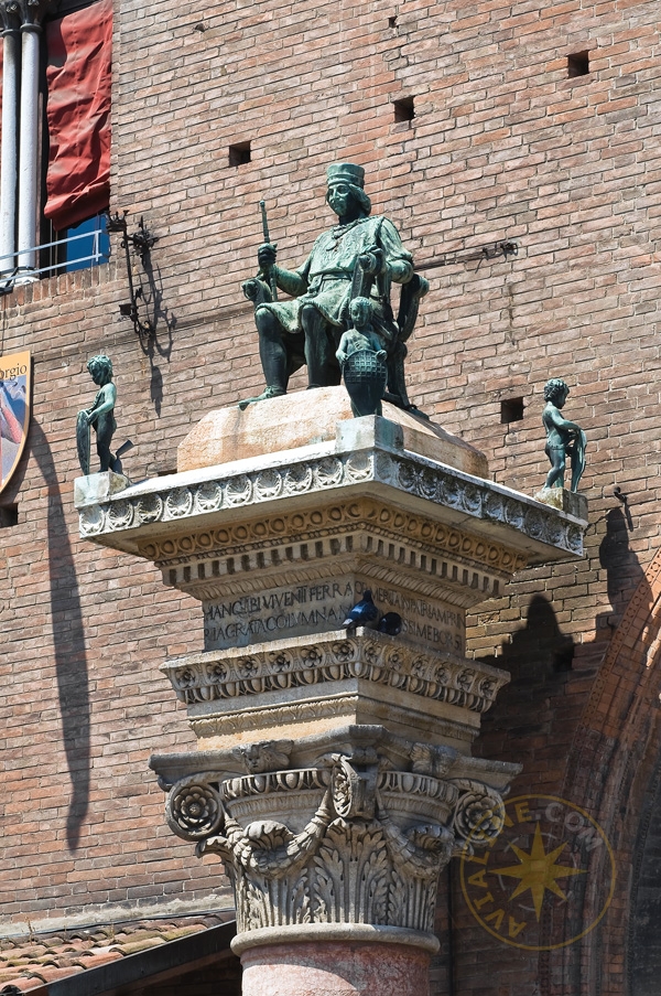 Бронзовая статуя на Сити Холе - Феррара - Италия