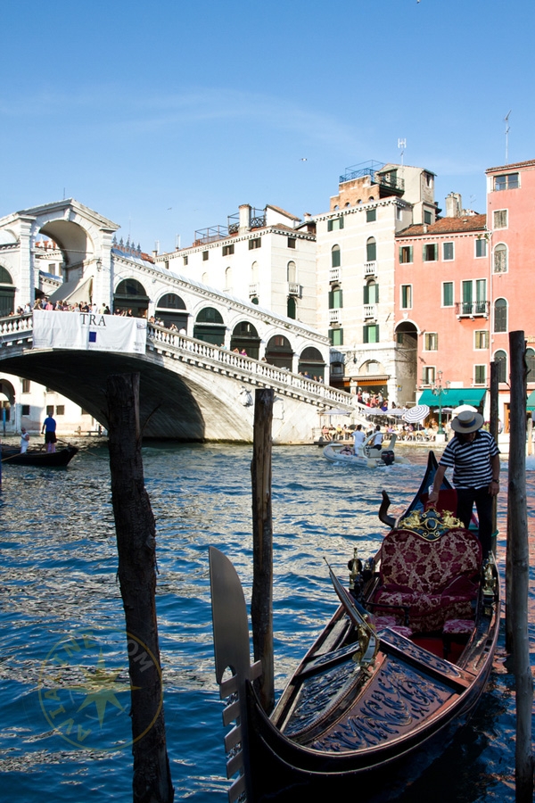 Венеция - каналы - прогулки на гондолах - Италия