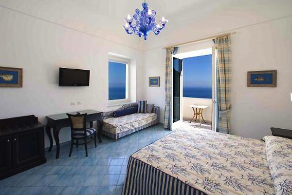 Номера отеля - кровать, стол, балкон - Италия