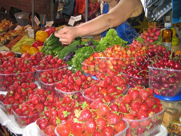 Рынок в Алуште - продажа ягод и фруктов - Украина