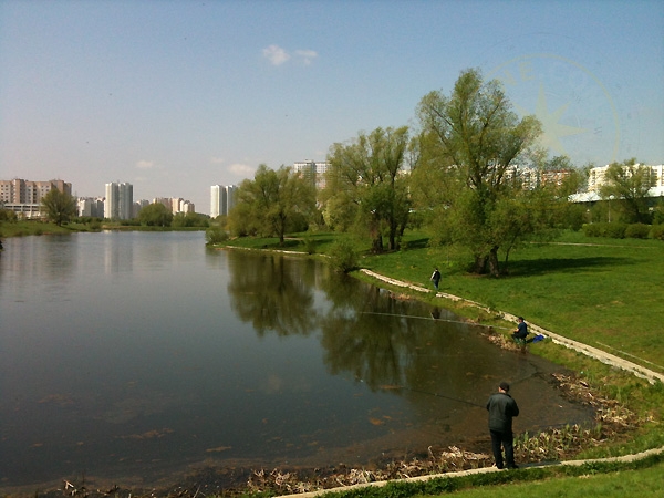 Рыбалка - рыбаки у озера - Россия