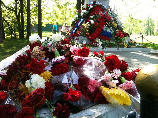 Возложение цветов к памятнику - Россия