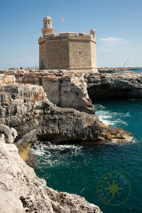 Старая крепостная башня на скале у моря - Испания