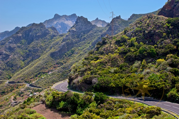 Дороги на Тенерифе и живописный вид холмистой местности - Испания
