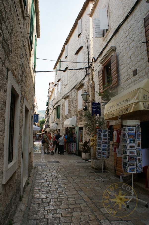 Узкие и старые улицы города Трогира - Хорватия