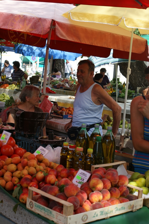Фрукты на рынке в Трогире - Хорватия