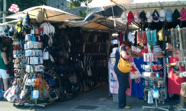 Рынок в Сплите - лавочки сувенирные - Хорватия