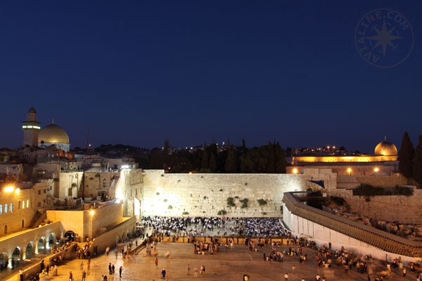 Иерусалимский храм в ночное время - у Стены плача - Израиль