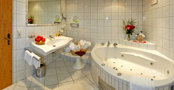 Ванная и туалет в номере отеля Central - Австрия