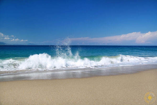 Пляж с белоснежным и бронзовым тропическим песком - Доминикана