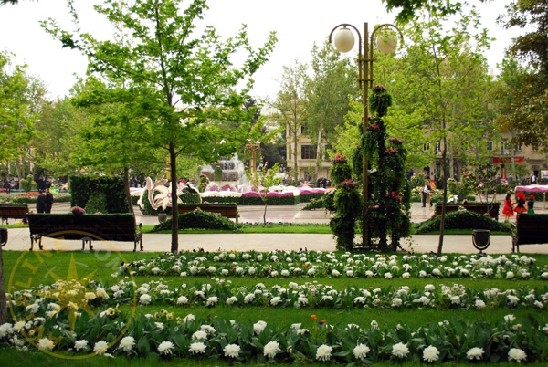 Клумбы, цветы в парке им. Гейдара Алиева - Азербайджан