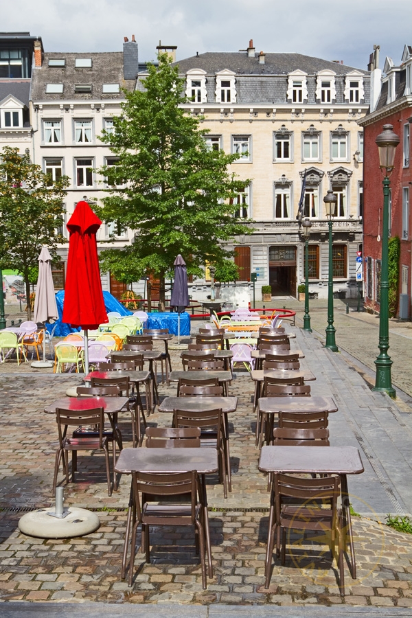 Пустое кафе - улицы Брюсселя - Фото / Бельгия - Брюссель - Лето / Майские праздники в Бельгии - фото Брюсселя
