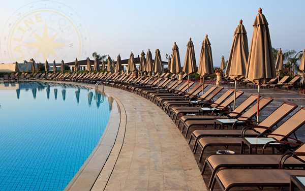 Лежаки и зонтики возле бассейна - отель в Белеке - Турция