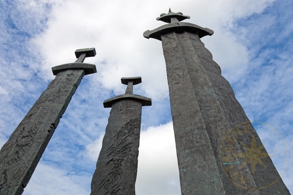 Три огромных бронзовых меча Swords in Rock , Брюн - Норвегия