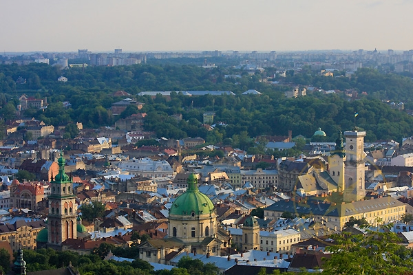 Панорама старого города - крыши Львова, соборы - Украина