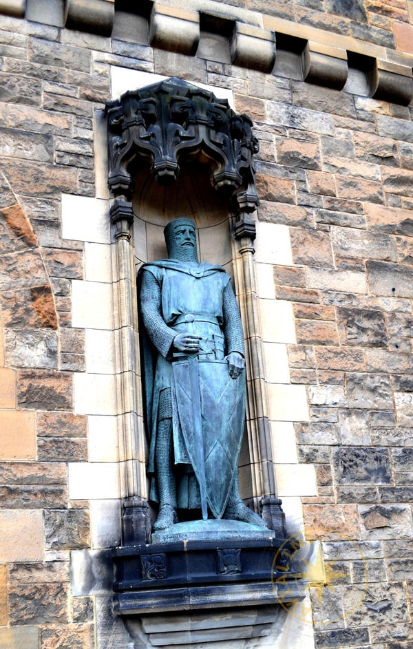 Статуя героя Уильяма Уоллеса на территории замка - Великобритания