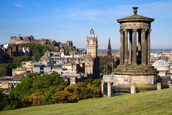 Замок со стороны города Эдинбурга - Великобритания
