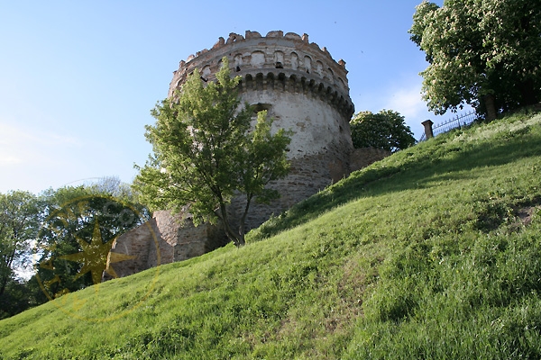Острожский замок - Ровенская область - круглая башня - Вид с замкового двора - Украина