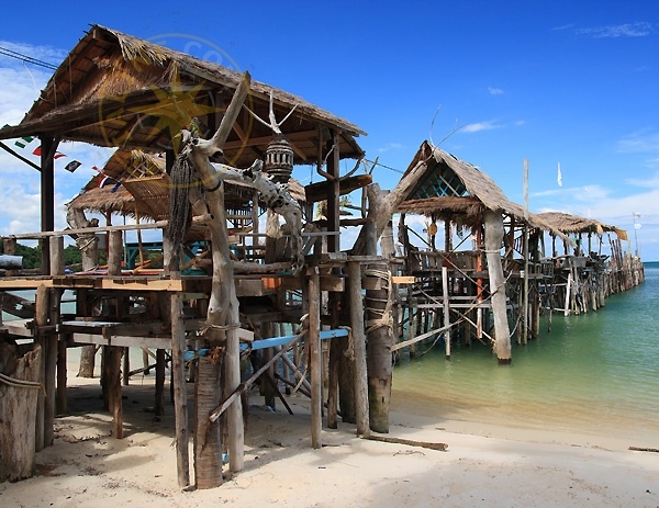 Традиционный тайский ресторан на берегу - на пляже - Таиланд